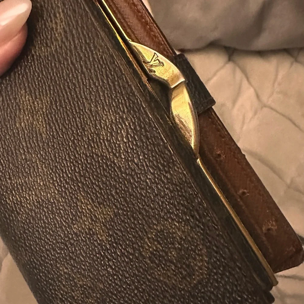 Louis Vuitton RARE KISS LOCK wallet. No call outs